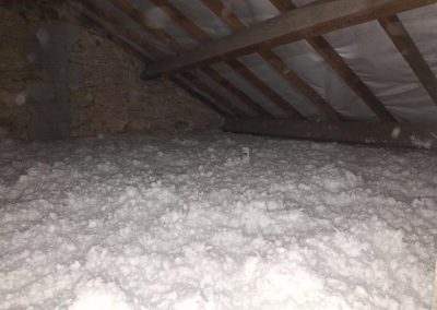 Isolation de combles perdus par soufflage d’isolant thermique pour améliorer la performance énergétique du logement.