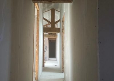 Cloisons intérieures en plaques de plâtre avec conservation de la structure bois apparente.