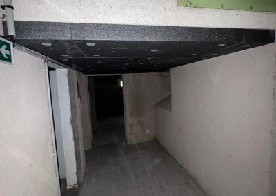 Isolation thermique sous plafond en sous-sol avec panneaux isolants avant finition en plâtrerie sèche.