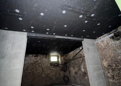 Isolation thermique sous plafond en sous-sol à Cholet avec panneaux isolants avant finition en plâtrerie sèche.